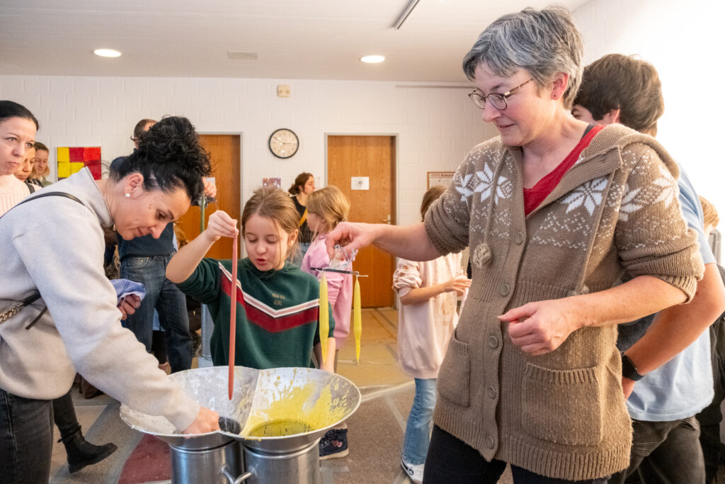 251203 Kerzenziehen 20