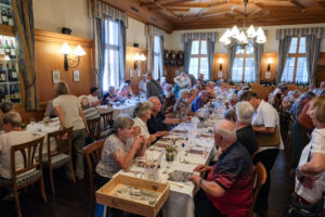 12 Feines Essen, klimatisierter Raum
